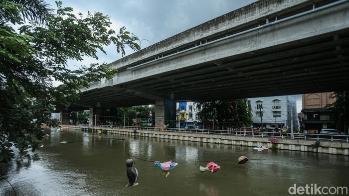 Begini hiasan di Kalimalang Bekasi yang rusak, Senin (20/1/2025).