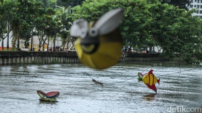 Duh, Hiasan Lampu di Kalimalang Bekasi Rusak