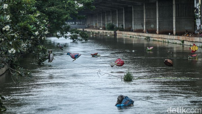 Begini hiasan di Kalimalang Bekasi yang rusak, Senin (20/1/2025).