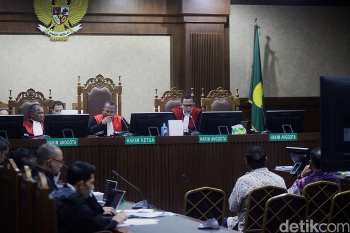 Mantan Kepala Basarnas Muhammad Alfan Baharudin berjalan keluar usai bersaksi di Pengadilan Tipikor, Jakarta, Senin (20/1/2025). Alfan dimintai keterangan untuk terdakwa mantan Sekretaris Utama (Sestama) Basarnas Max Ruland Boseke dkk dalam kasus dugaan korupsi pengadaan truk angkut personel 4WD dan rescue carrier vehicle (RCV) di Basarnas tahun anggaran 2014.