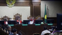 Alfan Baharudin mengakui ada dana komando  dari pemenang lelang proyek pengadaan di Basarnas. Alfan mengatakan dana itu dibagi ke seluruh pegawai, untuk makan siang hingga biaya pendidikan.