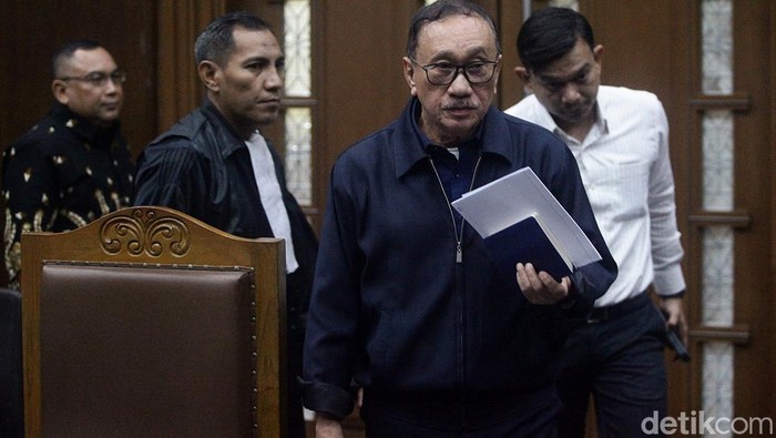 Eks Kepala Basarnas Bersaksi di Sidang Korupsi Mantan Kepala Basarnas Muhammad Alfan Baharudin berjalan keluar usai bersaksi di Pengadilan Tipikor, Jakarta, Senin (20/1/2025). Alfan dimintai keterangan untuk terdakwa mantan Sekretaris Utama (Sestama) Basarnas Max Ruland Boseke dkk dalam kasus dugaan korupsi pengadaan truk angkut personel 4WD dan rescue carrier vehicle (RCV) di Basarnas tahun anggaran 2014.