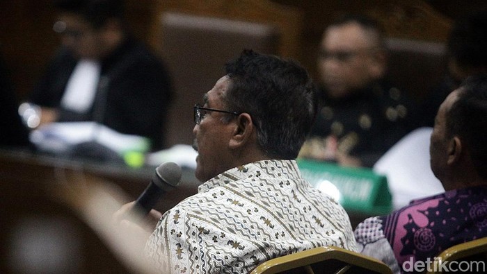 Mantan Kepala Basarnas Muhammad Alfan Baharudin berjalan keluar usai bersaksi di Pengadilan Tipikor, Jakarta, Senin (20/1/2025). Alfan dimintai keterangan untuk  terdakwa mantan Sekretaris Utama (Sestama) Basarnas Max Ruland Boseke dkk dalam kasus dugaan korupsi pengadaan truk angkut personel 4WD dan rescue carrier vehicle (RCV) di Basarnas tahun anggaran 2014.