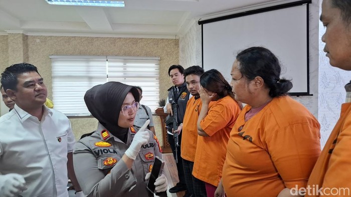Enam pelaku penjual bayi saat dihadirikan dalam rilis kasus di Polresta Pekanbaru. (Raja Adil Siregar/detikSumut)