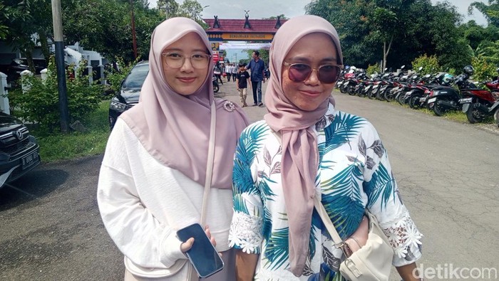 Erlina (kiri) dan Dela (kanan) warga dari Kecamatan Paseh yang ingin melihat kedatangan Presiden Prabowo Subianto di Waduk Jatigede, Sumedang.