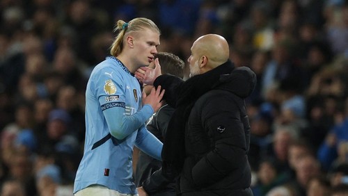 Soccer Football - Premier League - Manchester City v West Ham United - Etihad Stadium, Manchester, Britain - January 4, 2025 Manchester Citys Erling Haaland with manager Pep Guardiola after being substituted REUTERS/Phil Noble EDITORIAL USE ONLY. NO USE WITH UNAUTHORIZED AUDIO, VIDEO, DATA, FIXTURE LISTS, CLUB/LEAGUE LOGOS OR LIVE SERVICES. ONLINE IN-MATCH USE LIMITED TO 120 IMAGES, NO VIDEO EMULATION. NO USE IN BETTING, GAMES OR SINGLE CLUB/LEAGUE/PLAYER PUBLICATIONS. PLEASE CONTACT YOUR ACCOUNT REPRESENTATIVE FOR FURTHER DETAILS..
