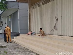 Ibu Ini Ikat Anaknya di Pintu Toko, Pemkab Turun Tangan