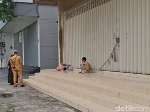 Ibu Ini Ikat Anaknya di Pintu Toko, Pemkab Turun Tangan