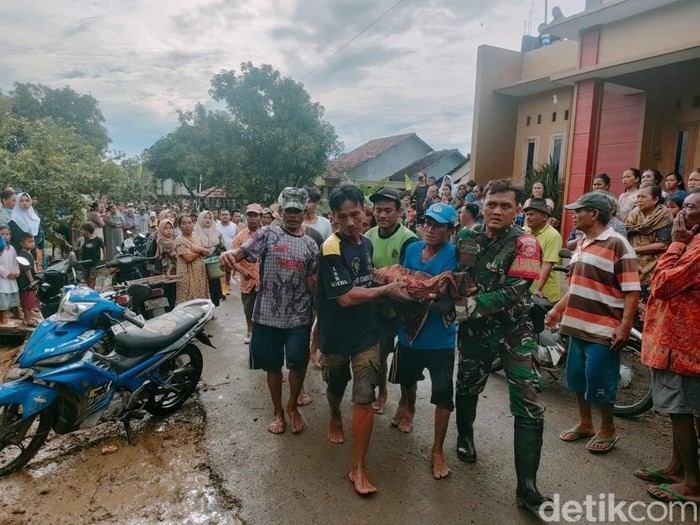 Evakuasi jenazah Syahroni, warga Desa Wlahar, Kecamatan Larangan, Kabupaten Brebes, yang terseret banjir, Senin (20/1/2025).