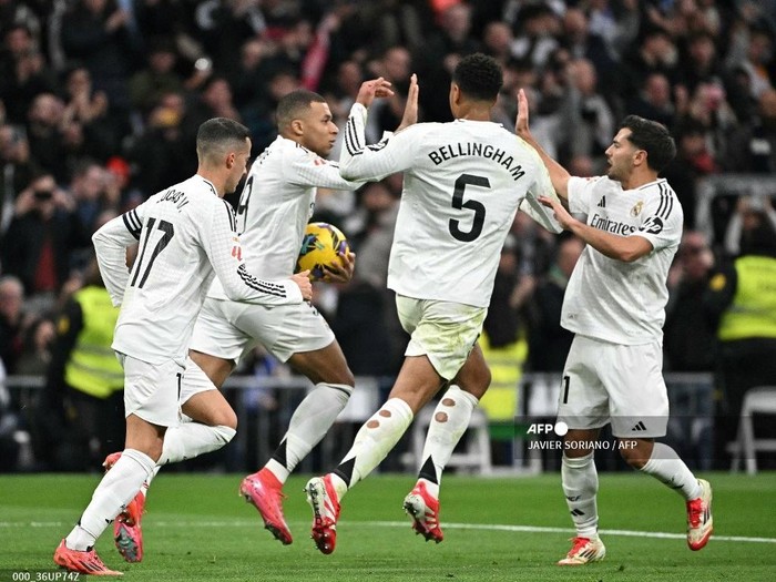 Real Madrids French forward #09 Kylian Mbappe celebrates with teammates after scoring from the penalty spot during Spanish league football match between Real Madrid CF and UD Las Palmas at the Santiago Bernabeu stadium in Madrid on January 19, 2025. (Photo by JAVIER SORIANO / AFP)