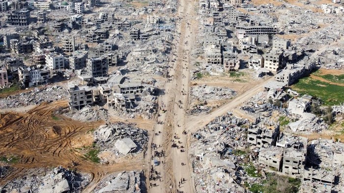 A drone view shows Palestinians walking past the rubble of houses and buidlings, following a ceasefire between Israel and Hamas, in Jabalia in the northern Gaza Strip, January 19, 2025. REUTERS/Mahmoud Al-Basos     TPX IMAGES OF THE DAY