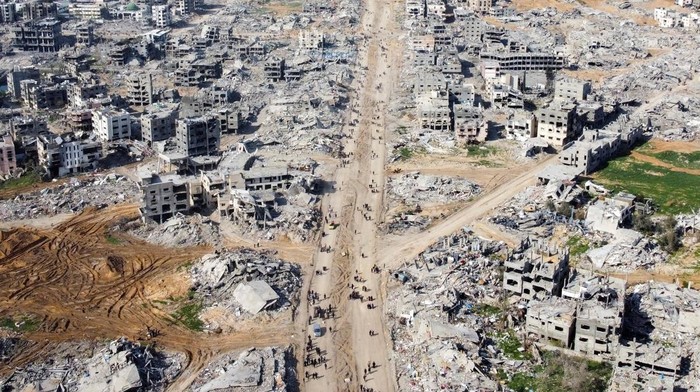 Foto dari Udara Kehancuran di Jabalia Saat Gencatan Senjata Dimulai A drone view shows Palestinians walking past the rubble of houses and buidlings, following a ceasefire between Israel and Hamas, in Jabalia in the northern Gaza Strip, January 19, 2025. REUTERS/Mahmoud Al-Basos TPX IMAGES OF THE DAY
