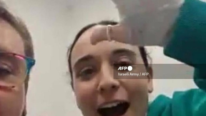 Gambar selebaran yang dirilis oleh tentara Israel menunjukkan Emily Damari, salah satu dari tiga sandera Israel yang diculik selama serangan militan Palestina pada 7 Oktober 2023, merayakan pembebasannya di lokasi yang dirahasiakan pada 19 Januari 2025 setelah gencatan senjata dan kesepakatan pertukaran sandera-tawanan dalam perang