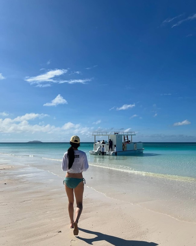 Seperti yang terlihat dalam unggahan vlognya, Hyeri mengajak Park Kyung Hye, lawan mainnya drama Korea My Girlfriend is a Gumiho untuk menyusulnya ke Amanpulo dan menikmati keindahan resor mewah itu. Foto: dok. Instagram @hyeri_0609