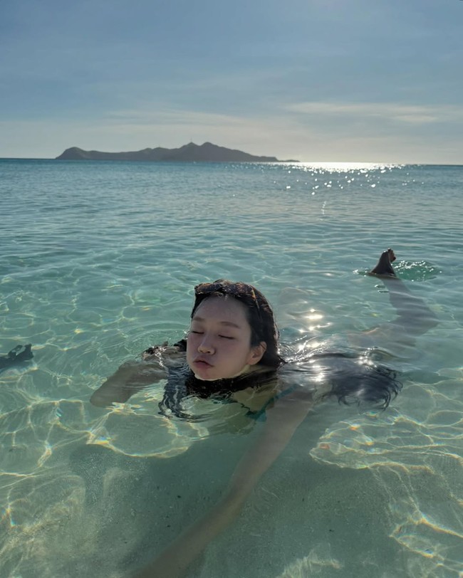 Selain berjemur, Hyeri menikmati waktu senggangnya dengan berenang di pantai. Foto: dok. Instagram @hyeri_0609