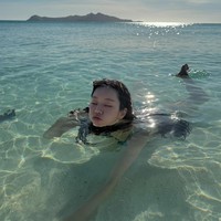 Selain berjemur, Hyeri menikmati waktu senggangnya dengan berenang di pantai. Foto: dok. Instagram @hyeri_0609