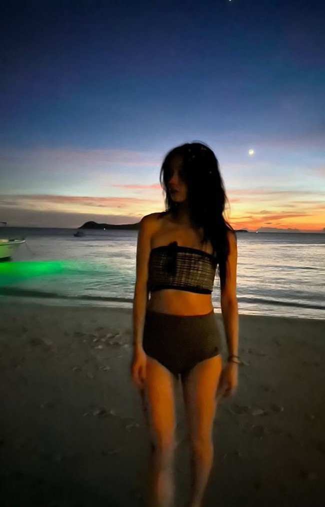 Penggemar dapat menantikan drama Korea terbaru Hyeri, Friendly Rivalry yang akan tayang pada 10 Februari 2025. Drama thriller yang diadaptasi dari webtoon ini menampilkan transformasinya sebagai siswa SMA elit yang paling berkuasa di sekolah. Foto: dok. Instagram @hyeri_0609