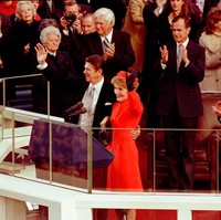 Tradisi untuk memakai sesuatu yang merepresentasikan ciri khas partai berlanjut lewat penampilan Nancy Reagen, istri dari Ronald Reagen, presiden ke-40 AS yang diusung oleh Partai Republik. Berbalut busana serba merah di inaugurasi 1981, gaya Nancy kemudian mempopulerkan istilah ‘Reagen red’. Bersolek maksimal bukan sesuatu yang asing bagi pasangan ini karena jejak karier mereka sebagai bintang Hollywood. (Foto: AP Photo)