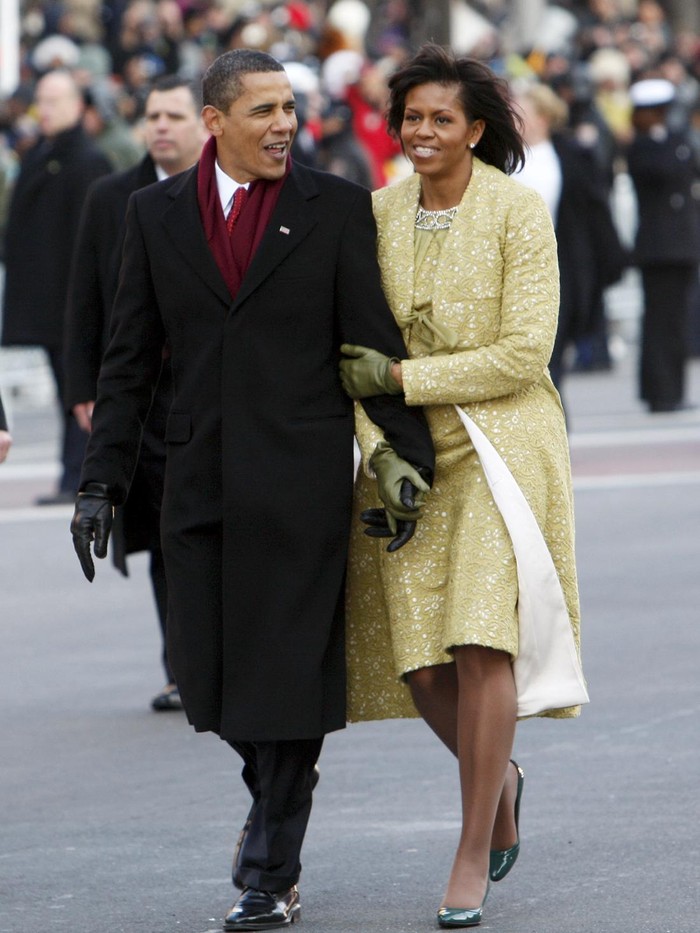 Gaya Inaugurasi Ibu Negara AS dari Masa ke Masa President Barack Obama and first lady Michelle Obama walk the inaugural parade route in Washington, Tuesday, Jan. 20, 2009. (AP Photo/Charles Dharapak)