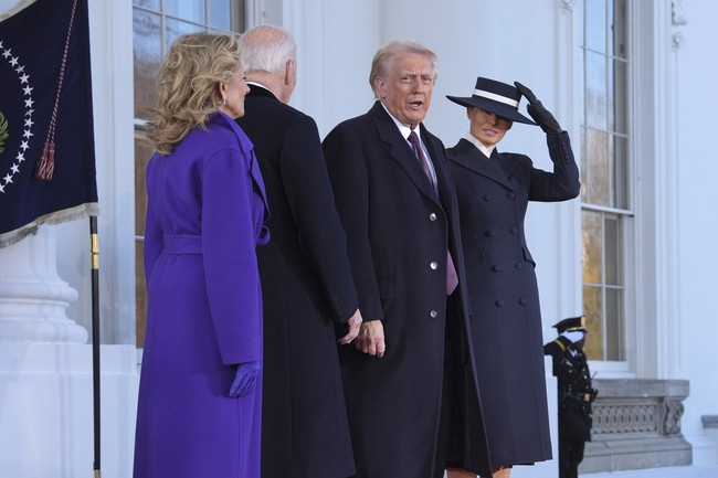 Alih-alih mengenakan gaun karya desainer ternama, seperti Ralph Lauren yang dikenakannya di inaugurasi pertama Trump delapan tahun lalu, ia memilih desainer independen Adam Lippes. Koleksi Ralph Lauren berupa mantel dan terusan ungu senada justru menjadi pilihan Ibu Negara Jill Biden untuk momen terkahirnya sebagai ibu negara saat menyamput Trump di Gedung Putih pada hari pelantikan, Senin (20/1/2025). (Foto: AP Photo/Evan Vucci)