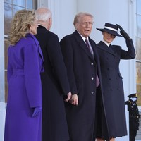 Alih-alih mengenakan gaun karya desainer ternama, seperti Ralph Lauren yang dikenakannya di inaugurasi pertama Trump delapan tahun lalu, ia memilih desainer independen Adam Lippes. Koleksi Ralph Lauren berupa mantel dan terusan ungu senada justru menjadi pilihan Ibu Negara Jill Biden untuk momen terkahirnya sebagai ibu negara saat menyamput Trump di Gedung Putih pada hari pelantikan, Senin (20/1/2025). (Foto: AP Photo/Evan Vucci)