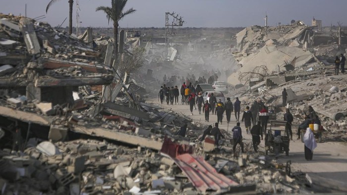 Displaced Palestinians leave parts of Khan Younis as they go back to their homes in Rafah, southern Gaza Strip, Sunday, Jan. 19, 2025. (AP Photo/Jehad Alshrafi)