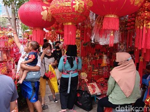 Cerita Pedagang Pernak-pernik Imlek di Glodok Pernah Rugi Puluhan Juta