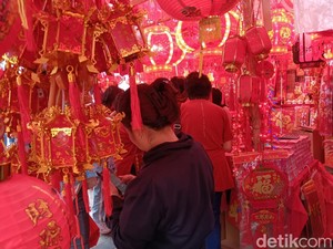 Pengunjung Glodok Membludak, Pedagang Pernak-pernik Imlek Kebanjiran Cuan