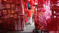 Para pedagang pernak-pernik Imlek mulai menjamur di kawasan Glodok, Jakarta.