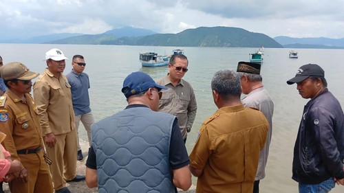 Gubernur NTB terpilih, Lalu Muhammad Iqbal, meninjau Pelabuhan Suro Adu di Teluk Cempi, Kecamatan Pajo, Dompu, Senin (20/1/2025). (Dok. Tim Humas Iqbal-Dinda)