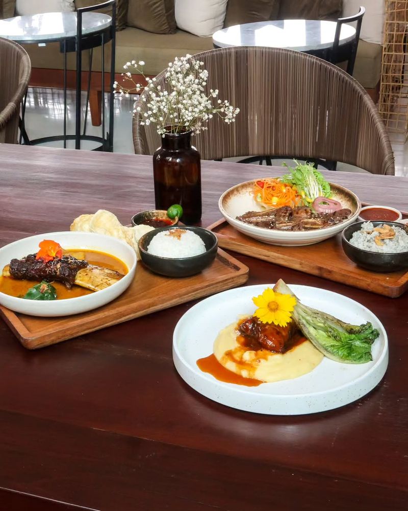 Menu makanan di Hummingbird Eatery & Space