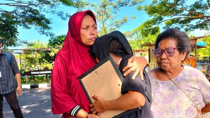 Ibu Keisa Irena Yola Lestaluhu (20), Aminah, menangis histeris saat menyaksikan rekonstruksi anaknya dibunuh sadis oknum anggota TNI AL berinisial A (23) di Kota Sorong.