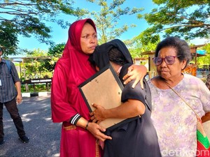 Tangis Ibu Wanita Dibunuh Oknum TNI AL di Sorong Pecah Saat Rekonstruksi