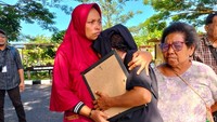 Foto: Ibu korban histeris menyaksikan rekonstruksi pembunuhan oleh Oknum TNI AL. (Paulus Pulo/detikcom)