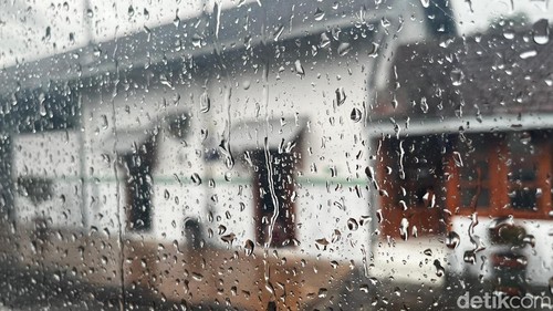 Ilustrasi Cuaca Hujan dan Mendung di Surabaya