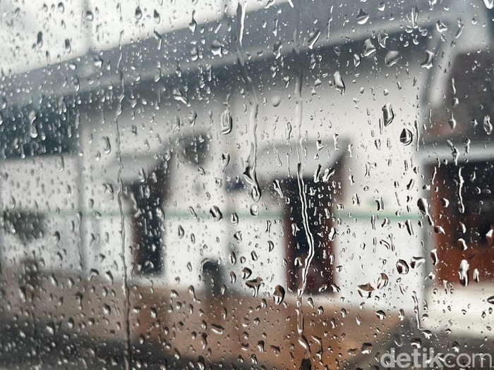 Ilustrasi Cuaca Hujan dan Mendung di Surabaya