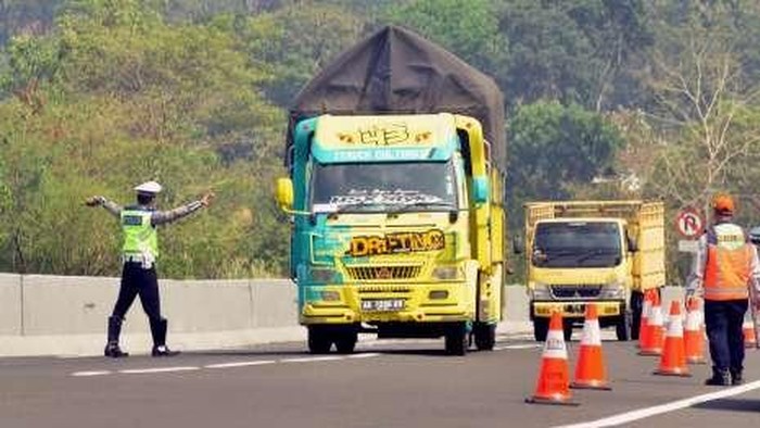 Ilustrasi. Sebuah truk melintasi tol (dok istimewa)