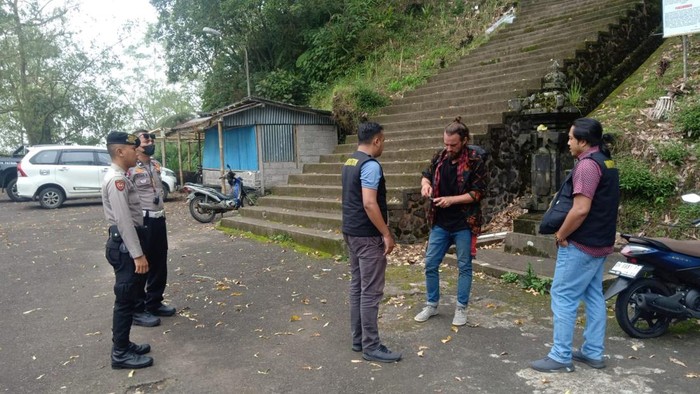 Imigrasi Singaraja mengamankan WN Jerman berinisial KES yang ingin mendaki Gunung Agung tanpa didampingi pemandu, Jumat (17/1/2025). (Foto: Dok. Imigrasi Singaraja)