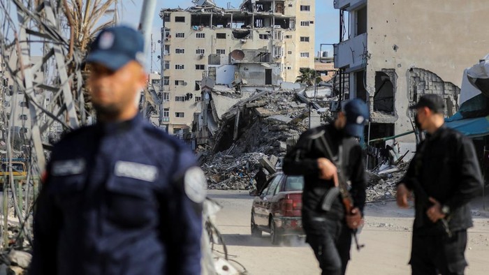 ISRAEL-PALESTINIANS/GAZA-CEASEFIRE-HAMAS-POLICE Palestinian Hamas policemen stand guard near the rubble after deploying in streets to maintain order, following a ceasefire between Israel and Hamas, in Gaza City, January 20, 2025. REUTERS/Dawoud Abu Alkas TPX IMAGES OF THE DAY