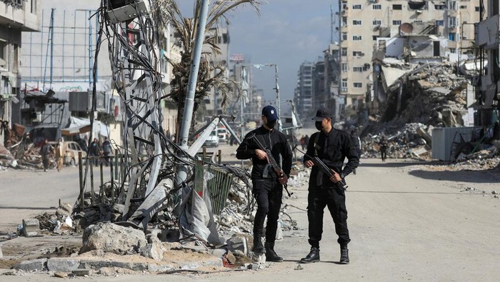 Palestinian Hamas policemen stand guard near the rubble after deploying in streets to maintain order, following a ceasefire between Israel and Hamas, in Gaza City, January 20, 2025. REUTERS/Dawoud Abu Alkas     TPX IMAGES OF THE DAY