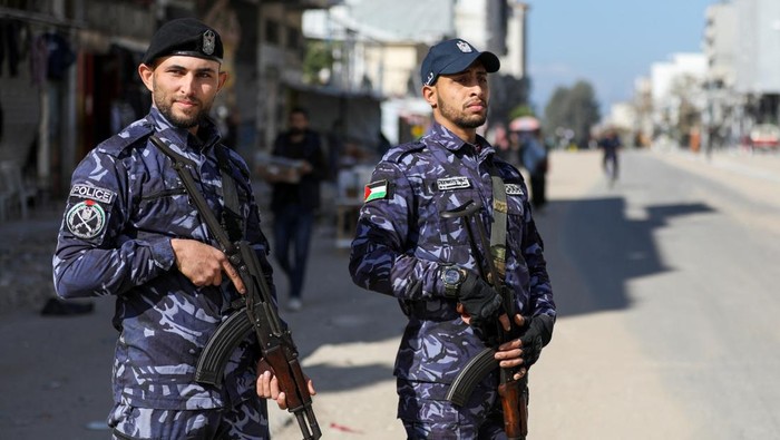 Palestinian Hamas policemen stand guard near the rubble after deploying in streets to maintain order, following a ceasefire between Israel and Hamas, in Gaza City, January 20, 2025. REUTERS/Dawoud Abu Alkas     TPX IMAGES OF THE DAY