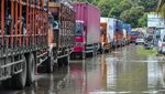 Jalan Lintas Sumatera Lumpuh Akibat Banjir di Jambi