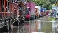 Banjir menyebabkan jalan nasional yang menghubungkan Jambi dengan Riau  lumpuh total sejak Minggu (19/1/2025) sore.  