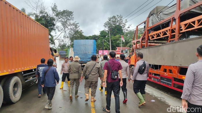 Jalan Lintas Timur Sumatera, Jambi-Pekanbaru, di Desa Merlung, Kabupaten Tanjung Jabung Barat, Jambi, terendam banjir