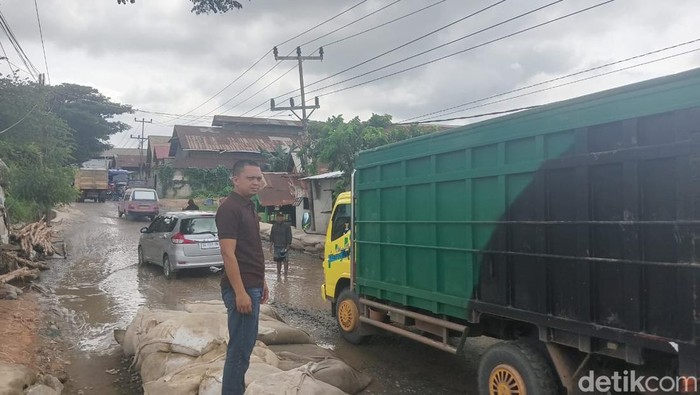 Jalan rusak di Gandus yang sebabkan warga kesulitan melintas.