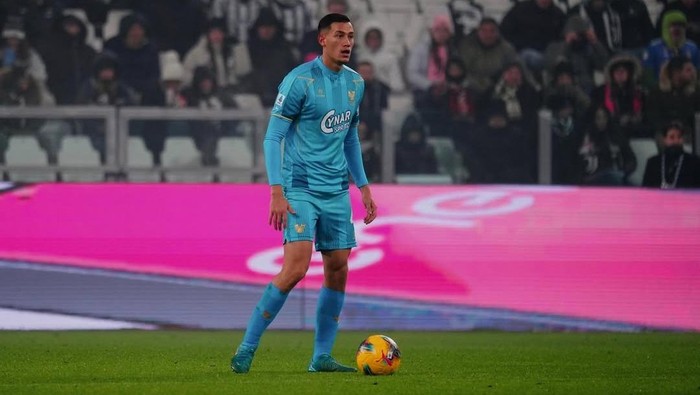 Jay Idzes menorehkan rekor pribadi saat Venezia bertandang ke markas Parma. Itu menjadi pertandingan ke-50 Bek Timnas Indonesia itu bersama I Lagunari.