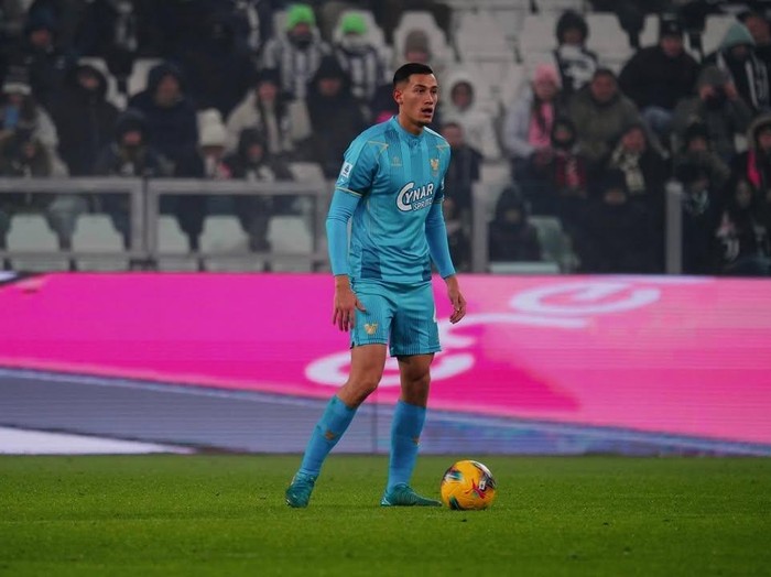 Jay Idzes menorehkan rekor pribadi saat Venezia bertandang ke markas Parma. Itu menjadi pertandingan ke-50 Bek Timnas Indonesia itu bersama I Lagunari.