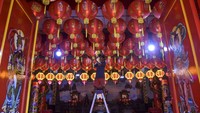 Kini klenteng itu dihias dengan lampion berwarna merah untuk menyemarakkan Imlek.