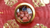 Menurut budaya Tionghoa, warna merah melambangkan keberuntungan serta kebahagiaan/kelimpahan. Warna ini juga sering dipakai untuk hiasan dalam perayaan lain.  