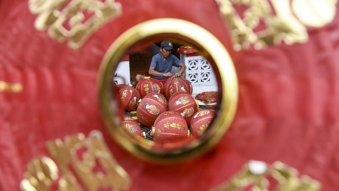 Jelang Imlek, Klenteng Hok Tek Bio Ciamis Memerah Pengurus klenteng memasang lampion di Klenteng Hok Tek Bio, di Kampung Kerukunan, Kabupaten Ciamis, Jawa Barat, Kamis (20/1/2025). Tempat ibadah warga Tionghoa yang berdekatan dengan Masjid Al Mujahidin, Gereja Katolik St. Yohanes, dan Li Tang Khonghucu mulai berbenah untuk menyambut Tahun Baru Imlek 2576 yang jatuh pada 29 Januari 2025.